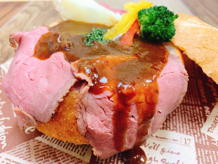 グラーシュとローストビーフとパン